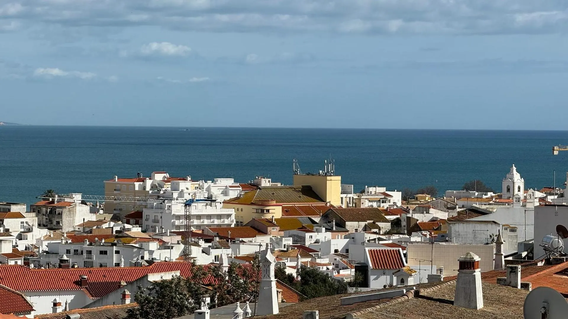 Apartment With A City And Ocean View location